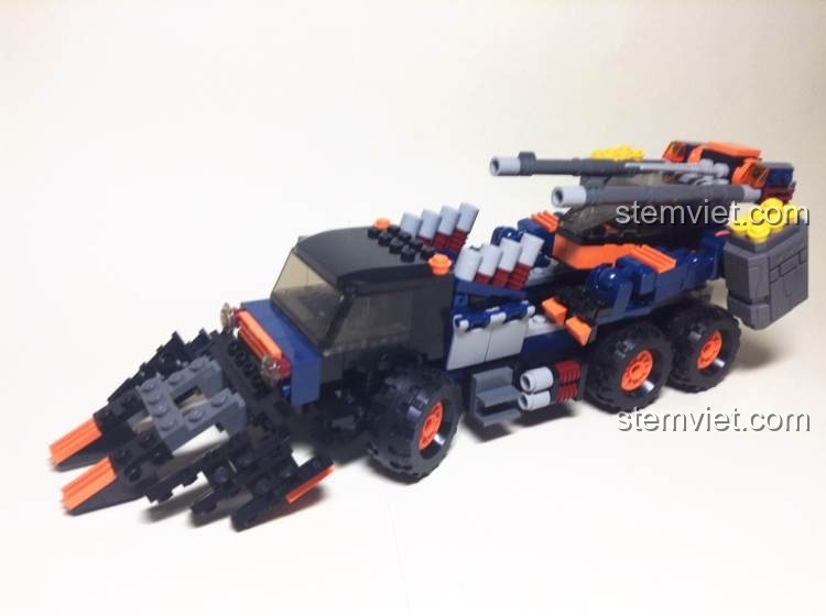 Tổng thể xe chiến đấu đa năng GUDI 8617 sau khi lắp ráp, thiết kế mạnh mẽ, sẵn sàng vượt mọi địa hình.