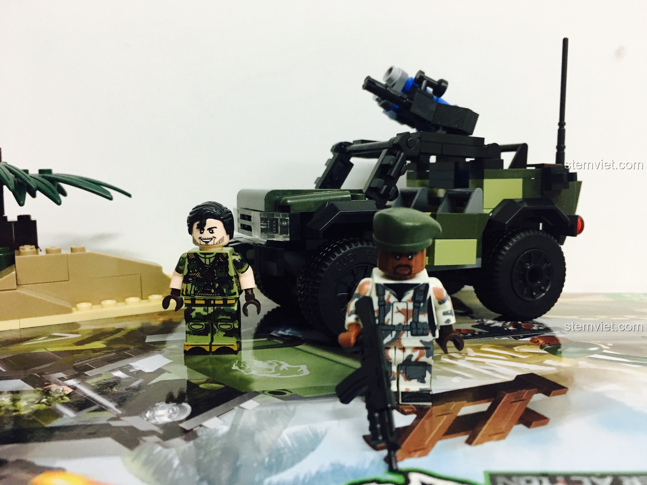 Mô hình xe Jeep và chốt chặn từ bộ GUDI 8031, một phần trong bài review GUDI Tiger Action Xe Jeep quân sự.