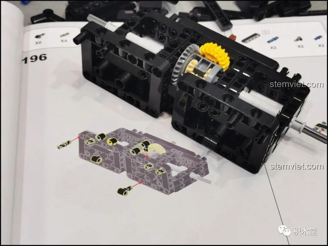 Cận cảnh phần động cơ và ống xả thẳng của mô hình Ford Mustang Hoonicorn V2 HAPPY BUILD, chi tiết ấn tượng.