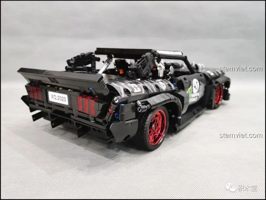 So sánh mô hình Ford Mustang Hoonicorn V2 HAPPY BUILD với xe tải từ trên xuống, thấy rõ tỷ lệ.