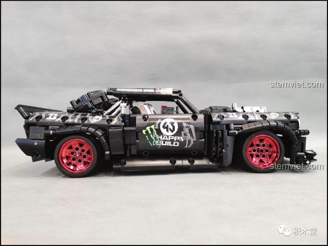 Mô hình Ford Mustang Hoonicorn V2 YC-QC005 đặt cạnh một mô hình xe tải khác, so sánh kích thước.