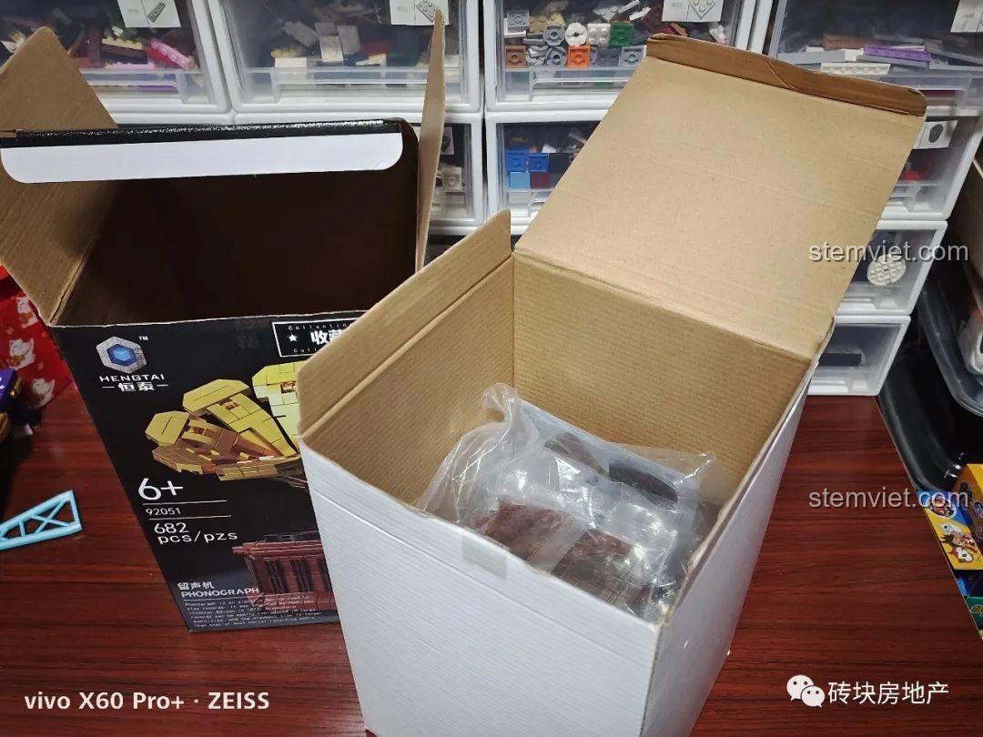 Bên trong hộp carton phụ, các túi gạch của bộ lắp ráp máy hát đĩa than chỉ chiếm một nửa không gian.