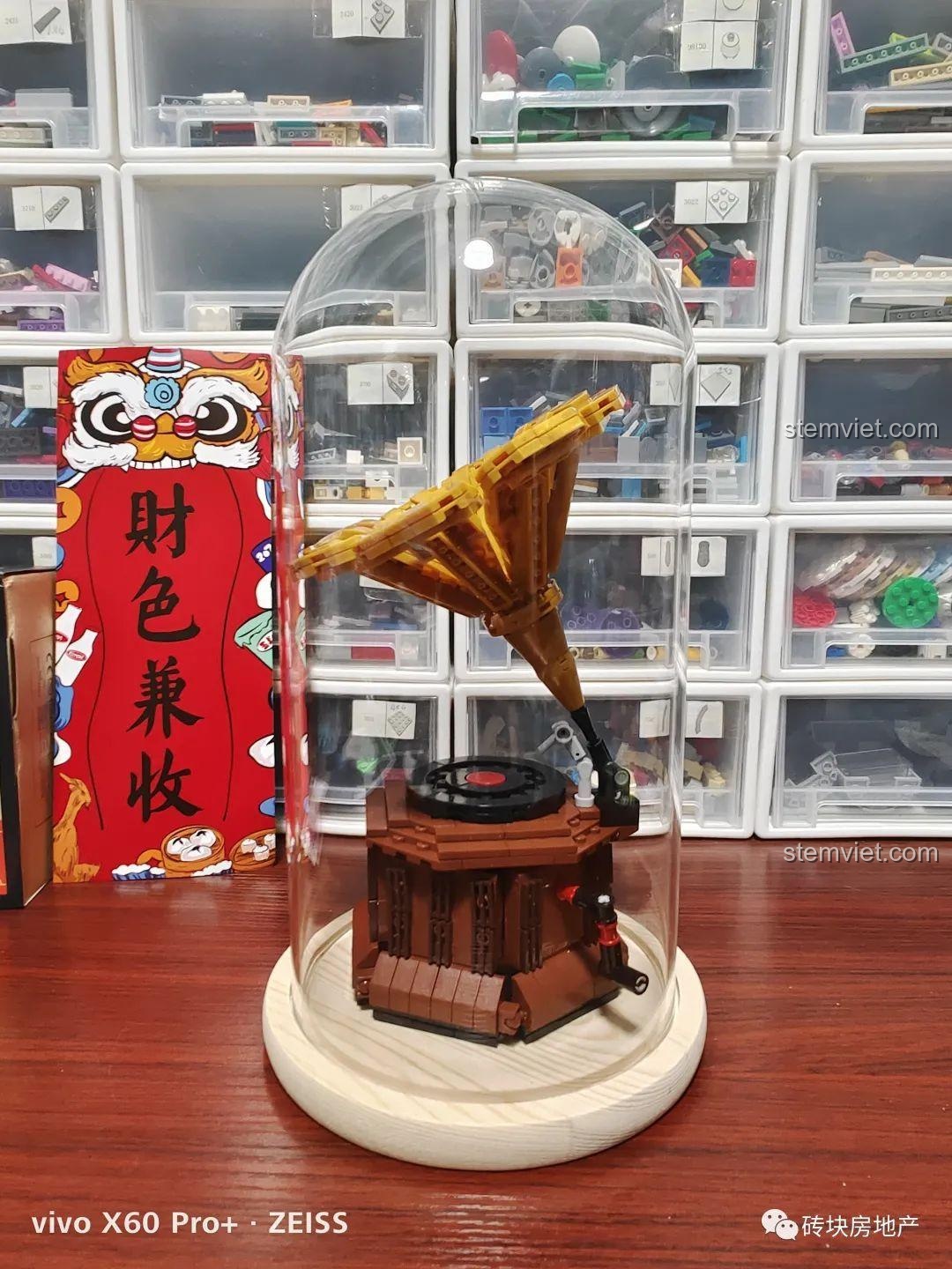 Góc nhìn khác của mô hình máy hát đĩa than trong lồng kính, một món đồ chơi xây dựng decor vintage.