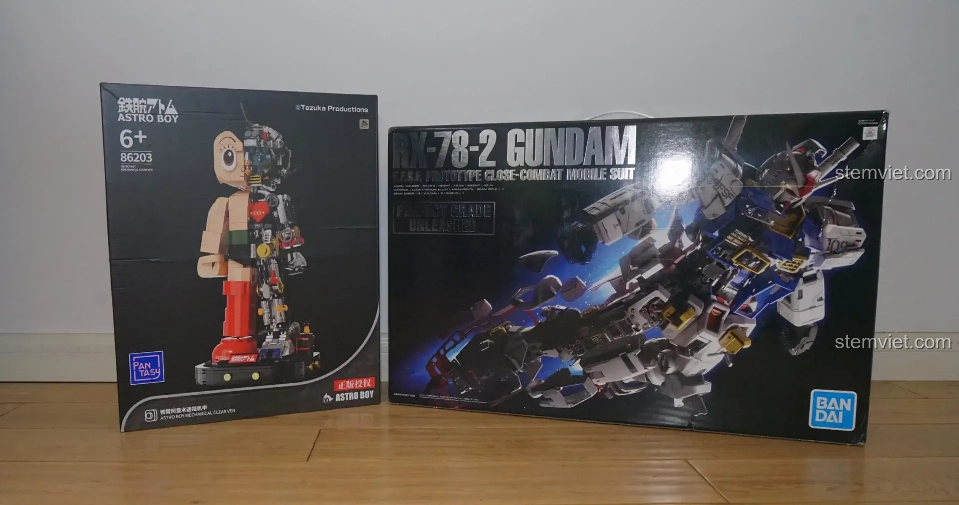 So sánh hộp đựng bộ lắp ráp Pantasy 86203 Astro Boy và hộp Gundam, cho thấy thiết kế bao bì rất cao cấp.