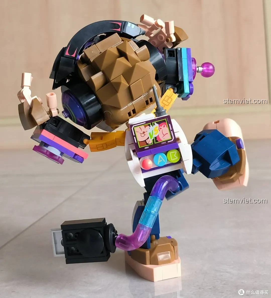 Ba lô của mô hình iBlock Tuyển Thủ E-sport Thân Hầu ib1001-9 là một máy chơi game mini với màn hình hiển thị cảnh đối kháng.