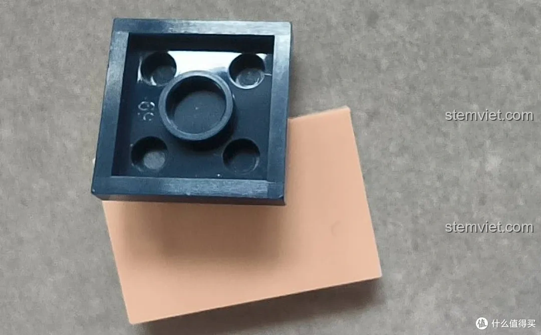 Kiểm tra chất lượng mảnh ghép của bộ lắp ráp iBlock Tuyển Thủ E-sport Thân Hầu ib1001-9, cho thấy độ khít và màu sắc.