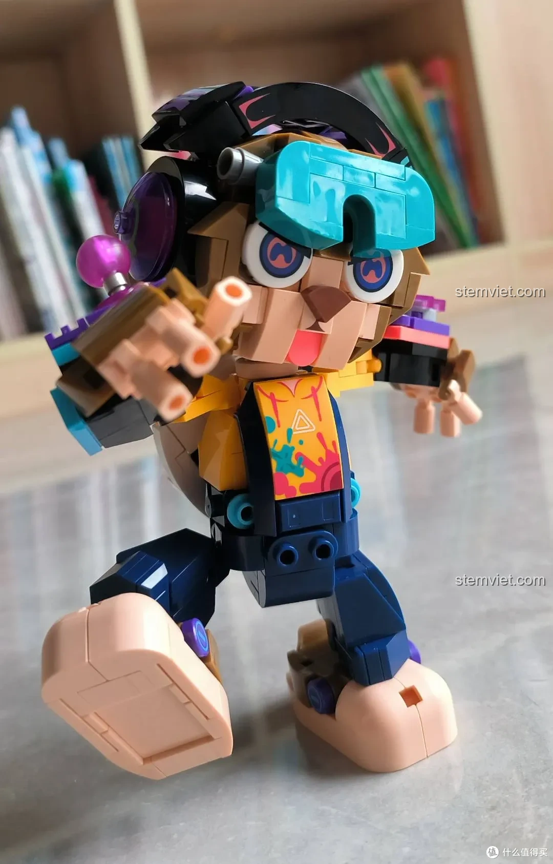 Mô hình hoàn chỉnh của iBlock Tuyển Thủ E-sport Thân Hầu ib1001-9 với tai nghe gaming và biểu cảm độc đáo, sẵn sàng chiến game.