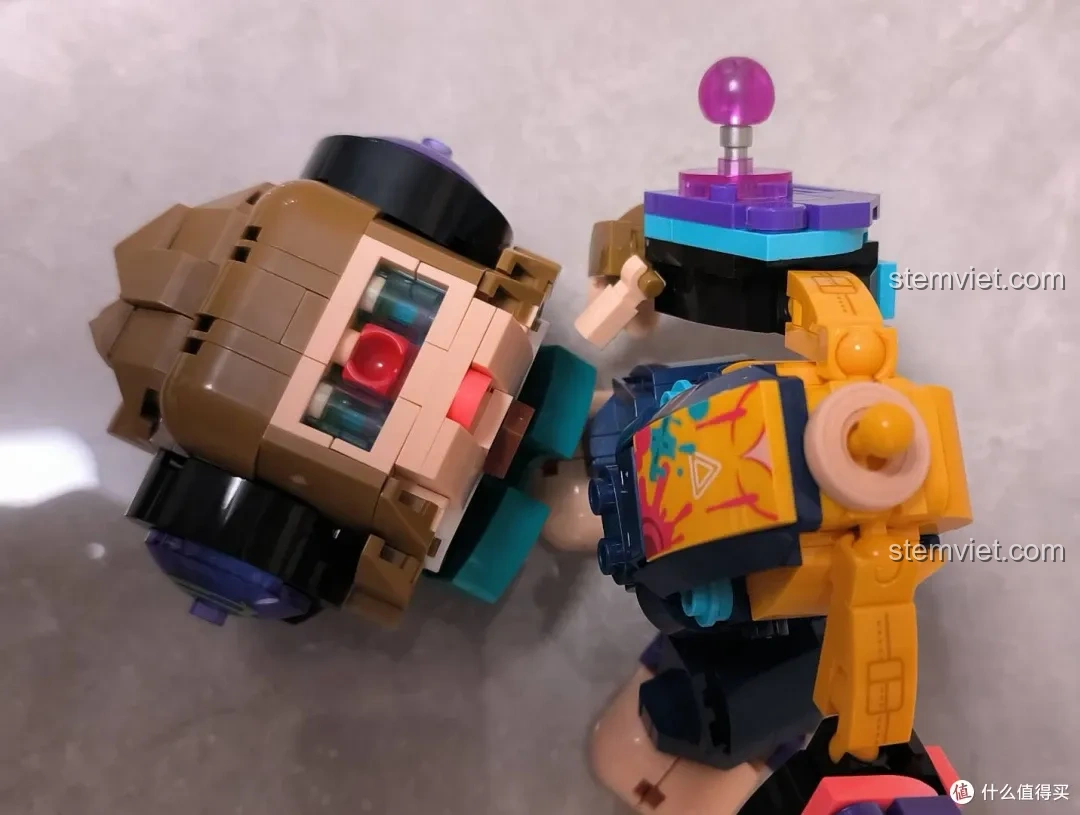 Lắp ráp phần đầu vào thân của mô hình iBlock Tuyển Thủ E-sport Thân Hầu ib1001-9, hoàn thiện dáng vẻ tổng thể.