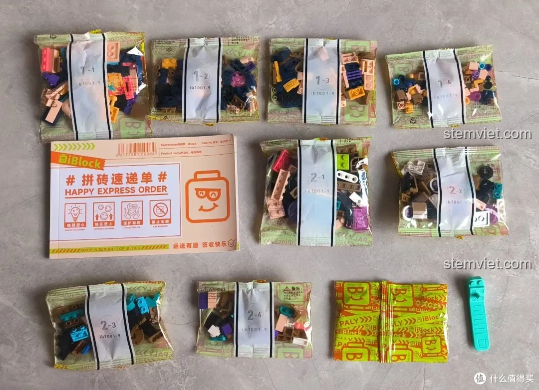 Các túi mảnh ghép được đánh số và sách hướng dẫn của bộ lắp ráp iBlock Tuyển Thủ E-sport Thân Hầu ib1001-9, chuẩn bị cho quá trình lắp.