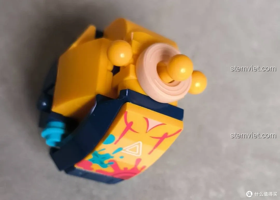 Phần thân và tứ chi của mô hình iBlock Tuyển Thủ E-sport Thân Hầu ib1001-9 đang được lắp ráp, thể hiện sự vững chãi.