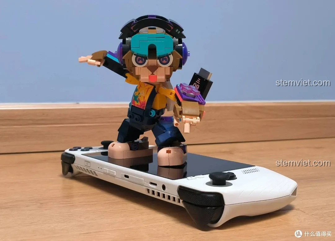 Mô hình iBlock Tuyển Thủ E-sport Thân Hầu ib1001-9 đang đứng trên một tay cầm chơi game, thể hiện khả năng tạo dáng linh hoạt.