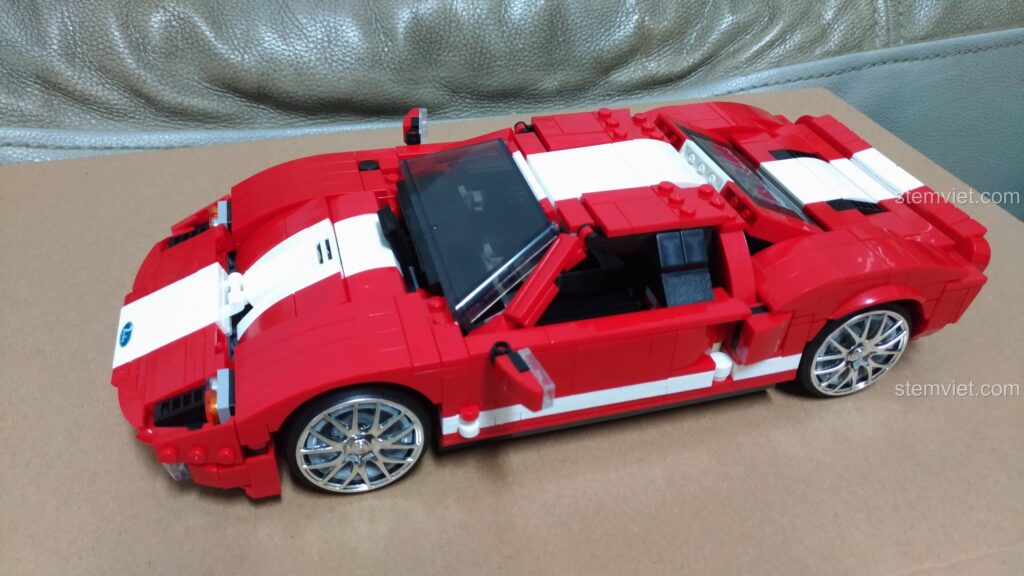 Toàn cảnh mô hình siêu xe Ford GT 2005 màu đỏ sau khi lắp ráp xong từ bộ Xingbao XB-03011, nhìn từ góc trên.