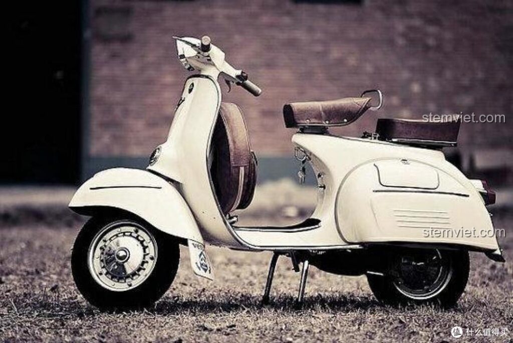 Hình ảnh một chiếc xe Vespa P200 cổ điển màu trắng kem, biểu tượng của phong cách và sự tự do từ những năm 50-60.