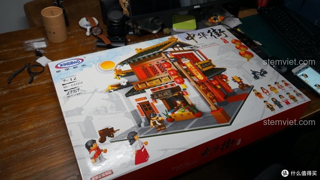 Hộp sản phẩm bộ lắp ghép Phố Tàu: Tiệm Vải Lụa XB-01001 chính hãng Xingbao, một món đồ chơi xây dựng sáng tạo cho bé gái 7+.