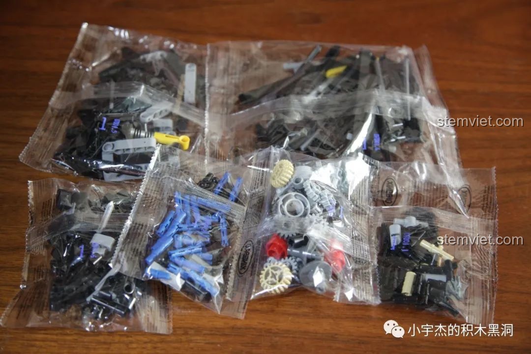 Các túi chi tiết của bộ Xingbao XB-07001 được phân loại theo từng bước lắp ráp, giúp người chơi dễ dàng theo dõi.