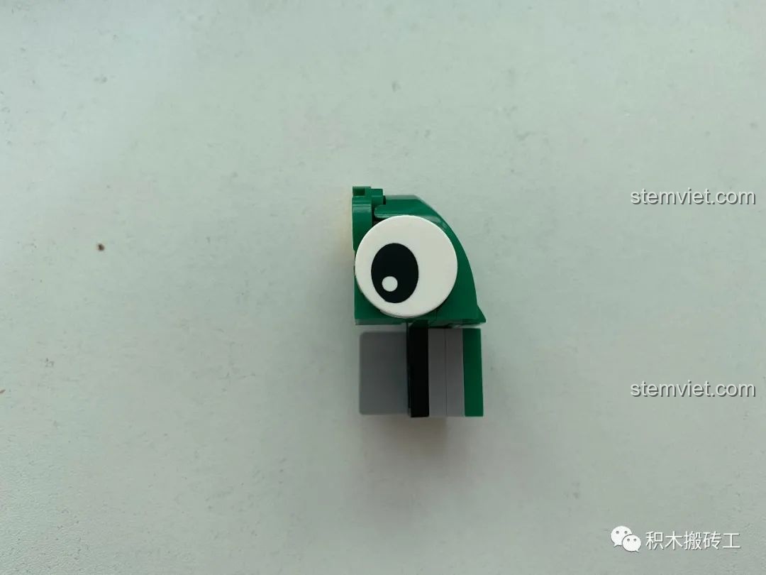 Lắp ráp nửa đầu bên trái của mô hình rồng xanh trong bộ đồ chơi mô hình Xingbao XB11001 siêu tiết kiệm.
