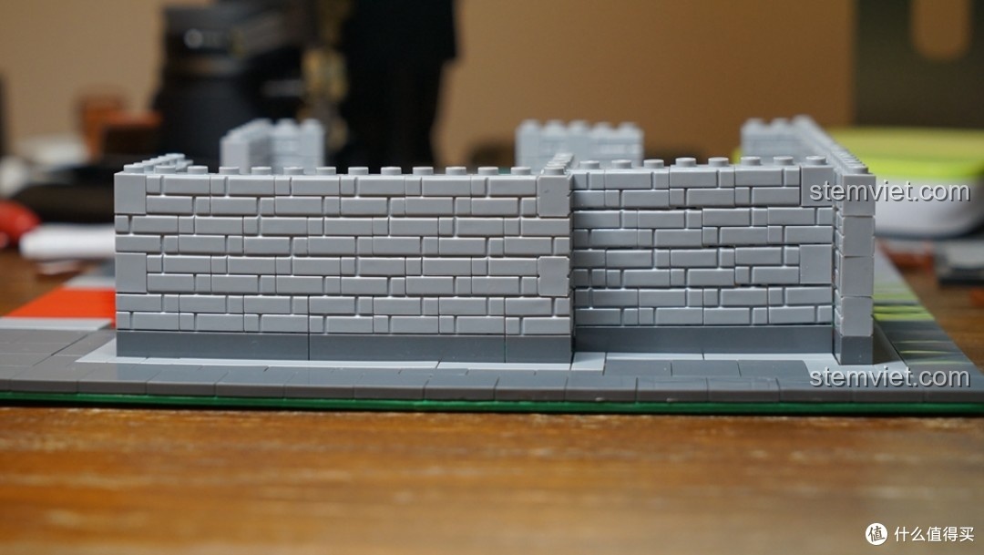 Cận cảnh chi tiết tường gạch của bộ xếp hình Cửa Hàng Lụa Đào Trung Hoa Xingbao, mang lại vẻ đẹp cổ điển.