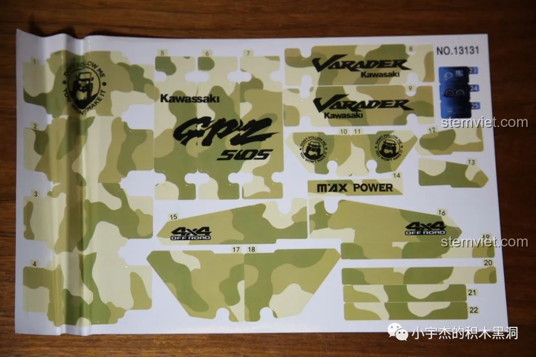 Tờ sticker họa tiết camo cho bộ lắp ghép Technic Cỗ máy chiến tranh Marauder 13131 bị nhăn ở giữa.