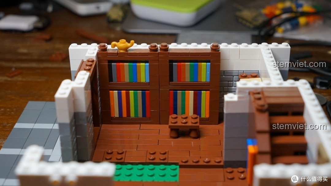 Lắp ráp nội thất tầng một của Tiệm Vải Lụa Phố Tàu 1001, bao gồm kệ vải và các chi tiết trang trí nhỏ.