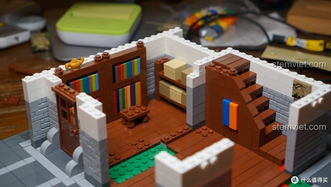 Cảm nhận về chi tiết nội thất và cầu thang trong bộ khối lắp ghép Tiệm Vải Lụa Phố Tàu Xingbao, rất tỉ mỉ và đẹp mắt.