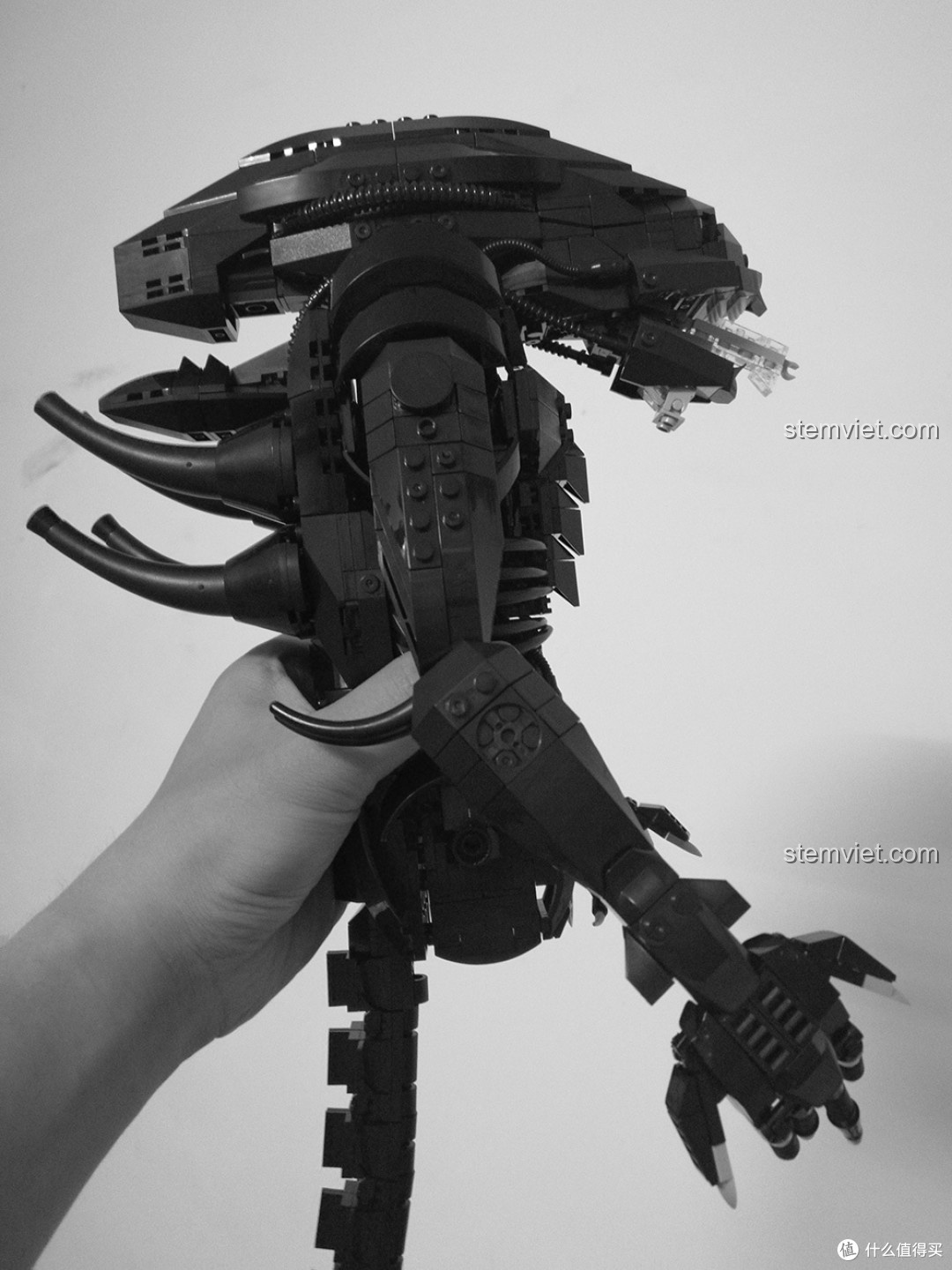 So sánh kích thước thực tế của bộ xếp hình Xingbao XB-04001 khi cầm trên tay, thể hiện sự hoành tráng.