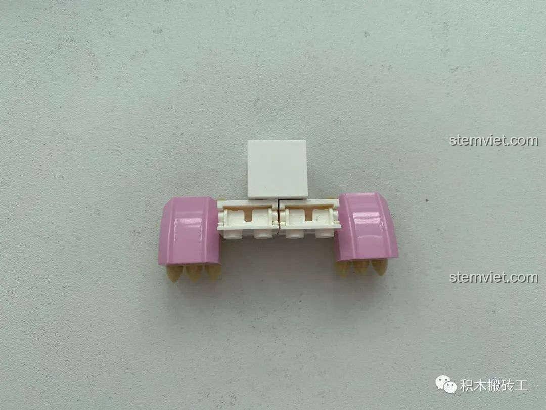 Công đoạn lắp ráp phần thân dưới và đuôi của rồng xanh lá trong bộ xếp hình XB11001 giá tốt.
