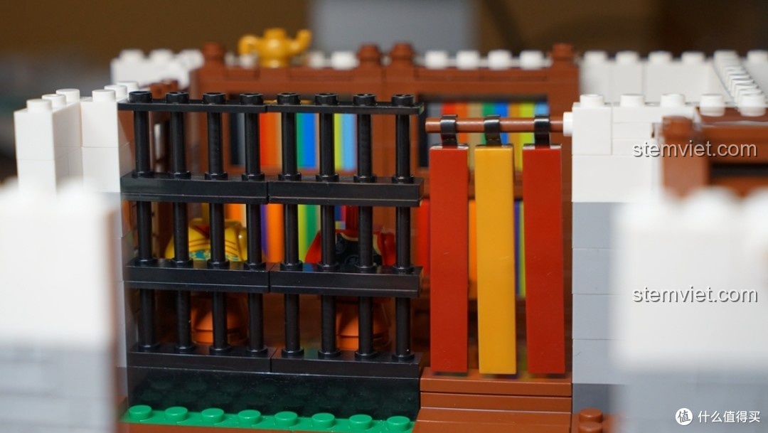 Trải nghiệm lắp ráp rèm cửa độc đáo của đồ chơi xây dựng Phố Tàu: Tiệm Vải Lụa XB-01001, một thiết kế thông minh.