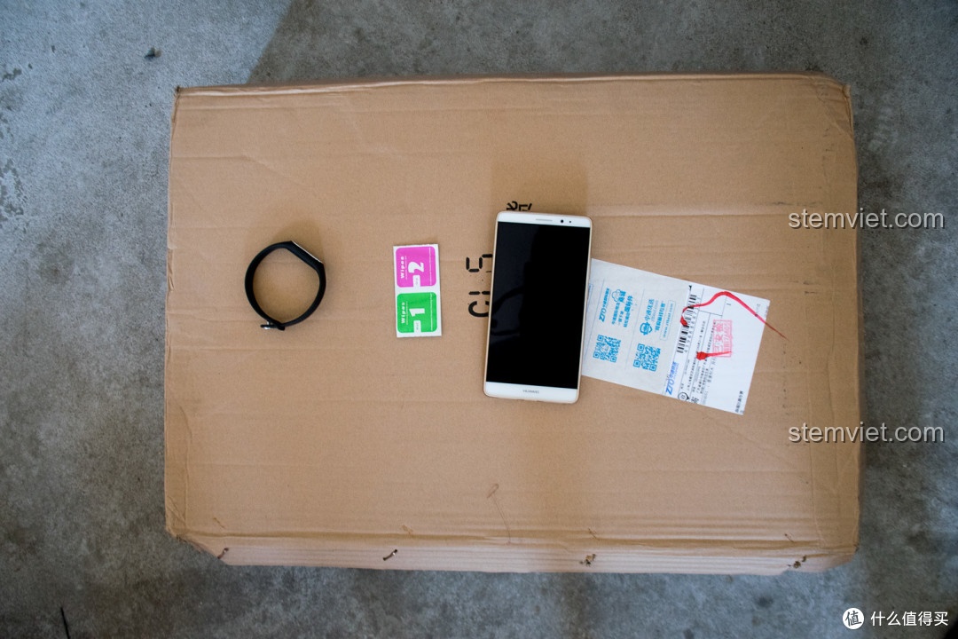 Hình ảnh thùng carton chứa bộ xếp hình XB04001 giá bình dân, cho thấy kích thước lớn của sản phẩm.