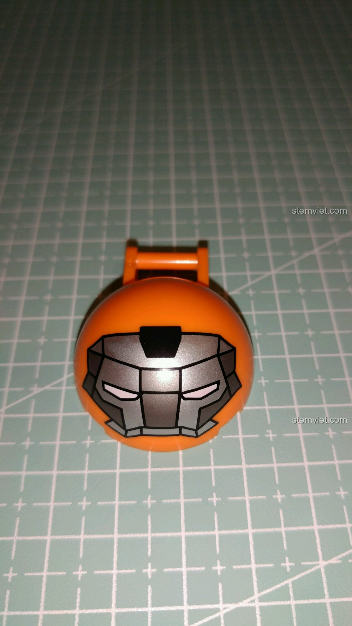 Cận cảnh mặt nạ in của Robot Hulkbuster MK36 trong bộ Sembo 60020, màu sắc và đường nét chất lượng cao.