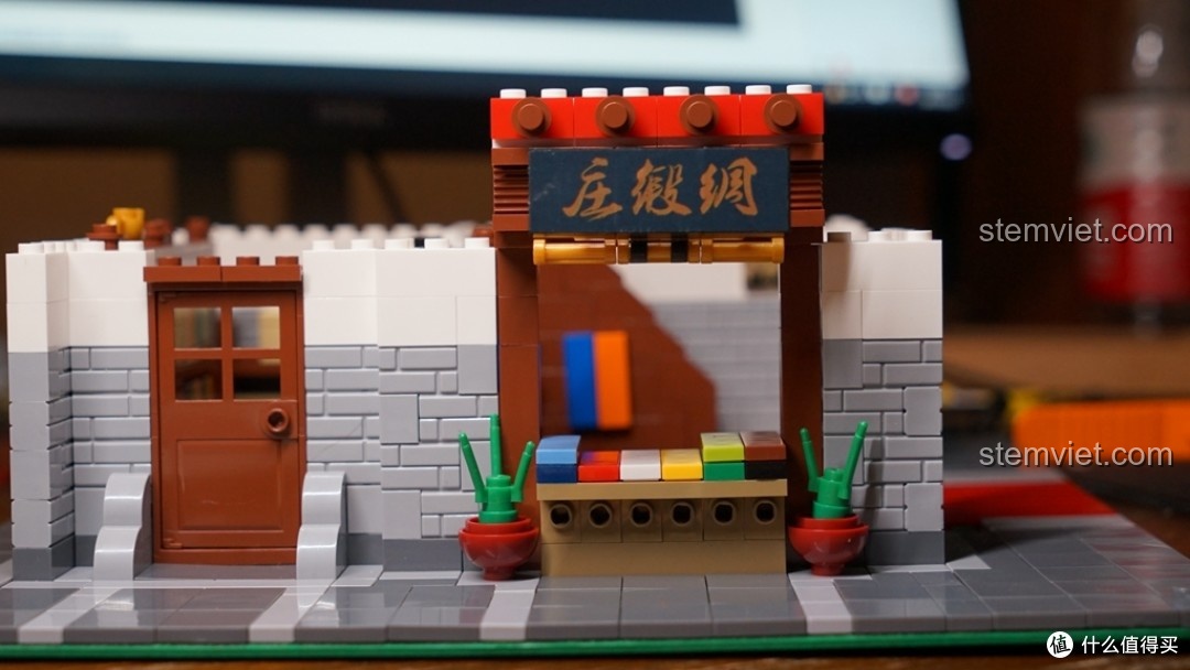 Mặt tiền cửa hàng của bộ lắp ghép Phố Tàu: Tiệm Vải Lụa XB01001 với biển hiệu và các súc vải trưng bày.