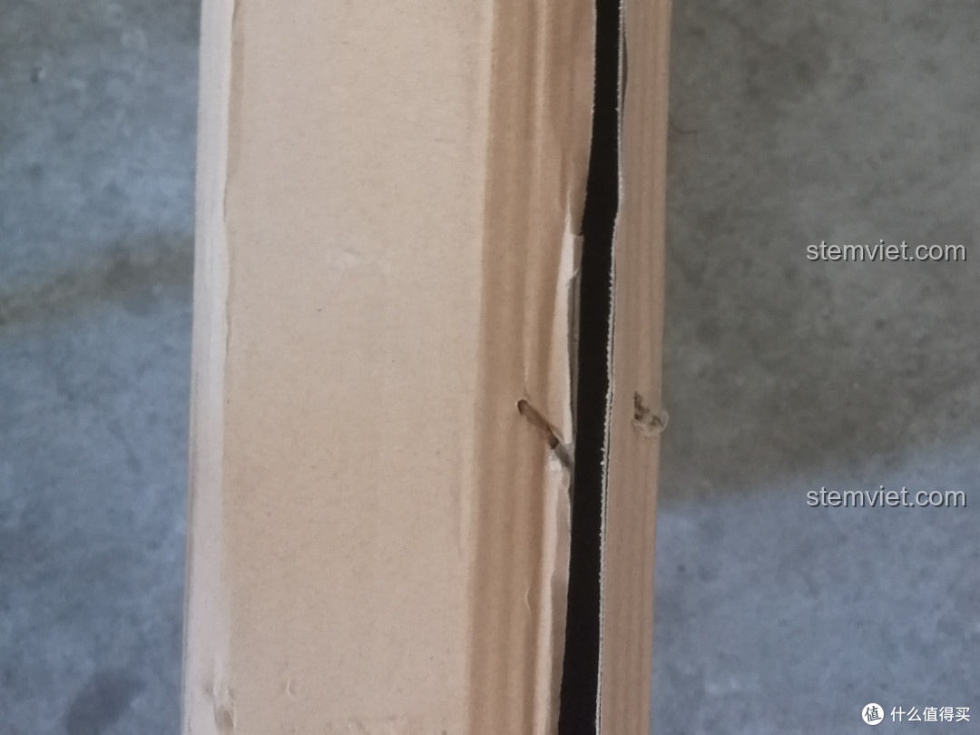 Xingbao XB-04001 Quái vật không gian Alien tiết kiệm với thùng carton bị rách trong quá trình vận chuyển.