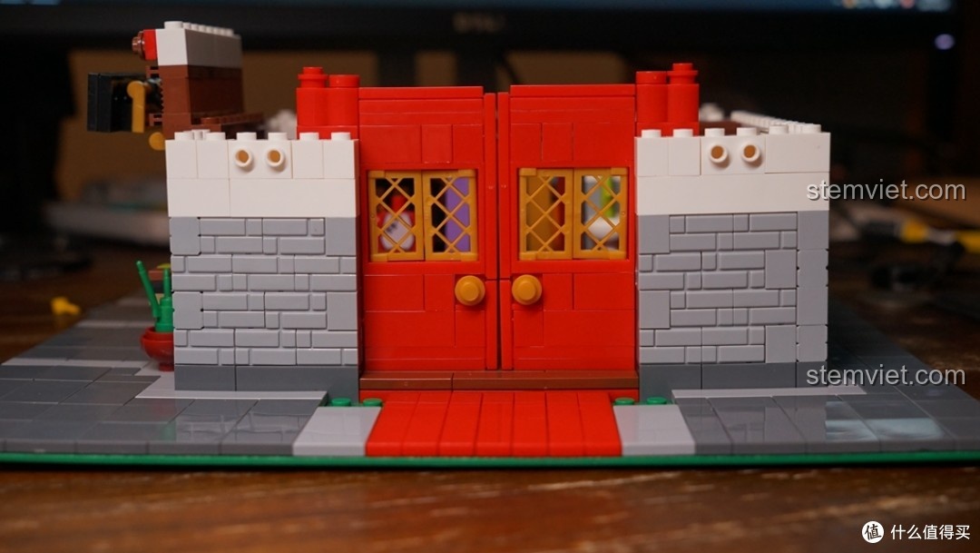 Cửa chính màu đỏ đặc trưng của đồ chơi mô hình Cửa Hàng Lụa Đào Trung Hoa XB-01001, một điểm nhấn kiến trúc.