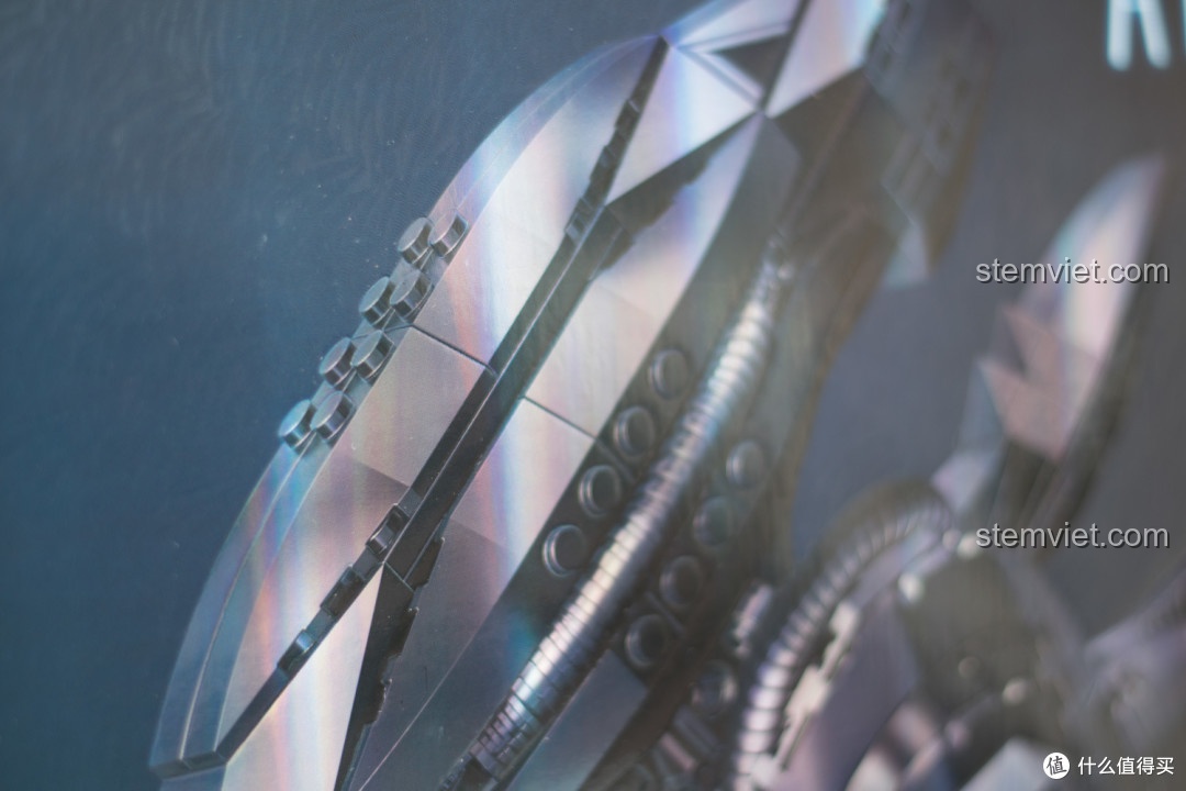 Cận cảnh hiệu ứng ánh kim trên vỏ hộp của bộ lắp ghép XB 04001 giá tốt, tạo cảm giác cao cấp.