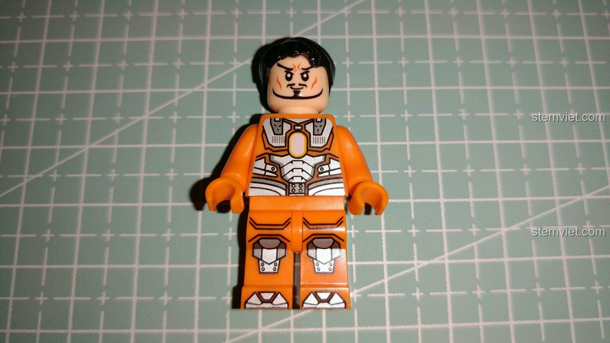 Minifigure Tony Stark trong bộ Sembo 20 Bộ Giáp Hulkbuster MK36 giá bình dân, mặt trước in chi tiết.