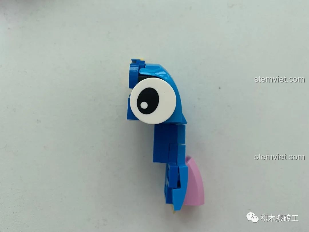 Đầu rồng xanh dương hoàn chỉnh kèm hai tay từ bộ xếp hình Rồng Mắt To Dễ Thương cho bé trai 6 tuổi.