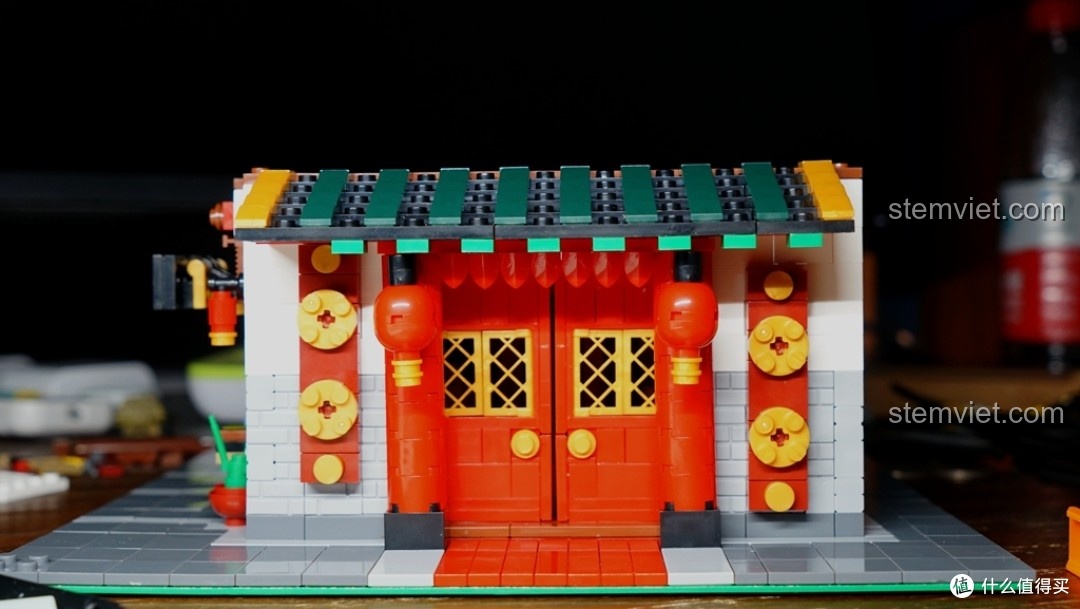 Lắp ráp mái hiên cửa chính của bộ xếp hình Phố Tàu: Tiệm Vải Lụa cho bé gái từ 7 tuổi, màu sắc hài hòa.