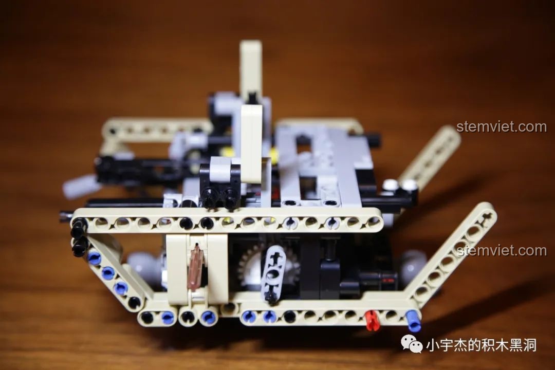 Quá trình lắp ráp khung gầm và hộp số của Xe bọc thép Marauder, các bánh răng ăn khớp tốt.