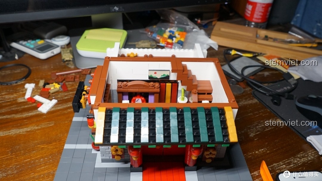 Góc nhìn từ trên xuống của mô hình Tiệm Vải Lụa Phố Tàu Xingbao sau khi hoàn thiện phần mái hiên.