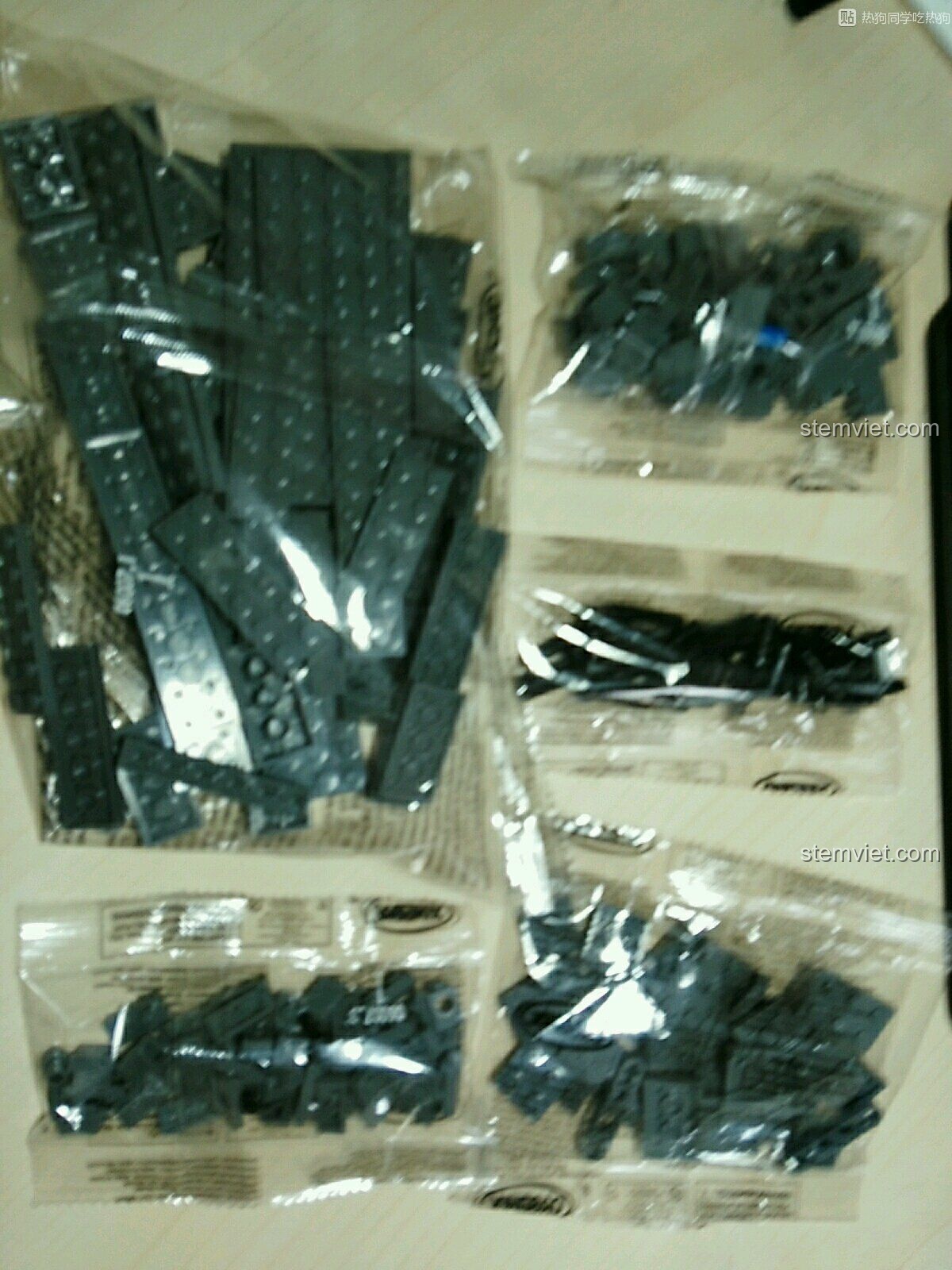 Các túi chi tiết của gói đầu tiên trong bộ lắp ghép Mô hình xe quân sự Liên Xô XB06007, được phân loại rõ ràng.
