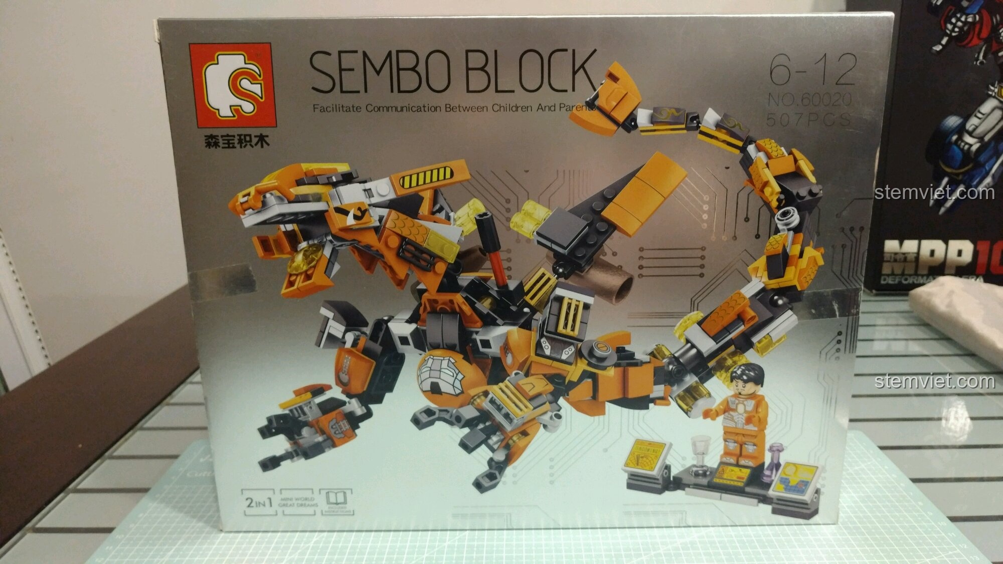 Mặt sau hộp đồ chơi Sembo 60020, giới thiệu mô hình thứ hai là Giao Long máy biến hình độc đáo.