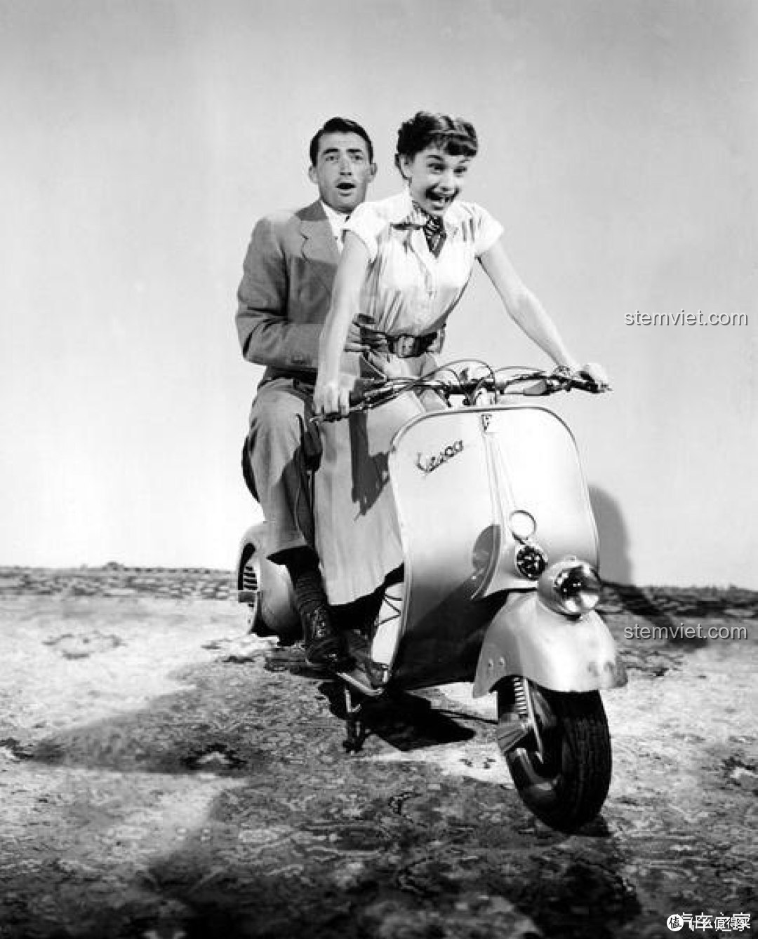 Cảnh phim kinh điển của Audrey Hepburn và Gregory Peck trên chiếc Vespa, một khoảnh khắc làm nên lịch sử cho thương hiệu.