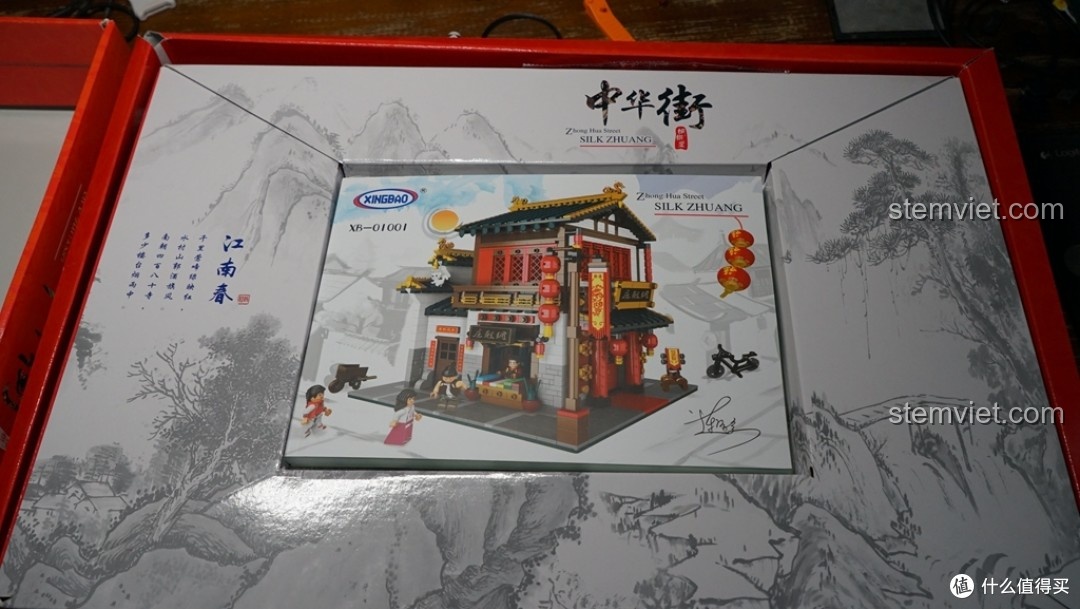 Đánh giá thiết kế bên trong hộp của bộ xếp hình Cửa Hàng Lụa Đào Trung Hoa Xingbao, thể hiện sự đầu tư của nhà sản xuất.