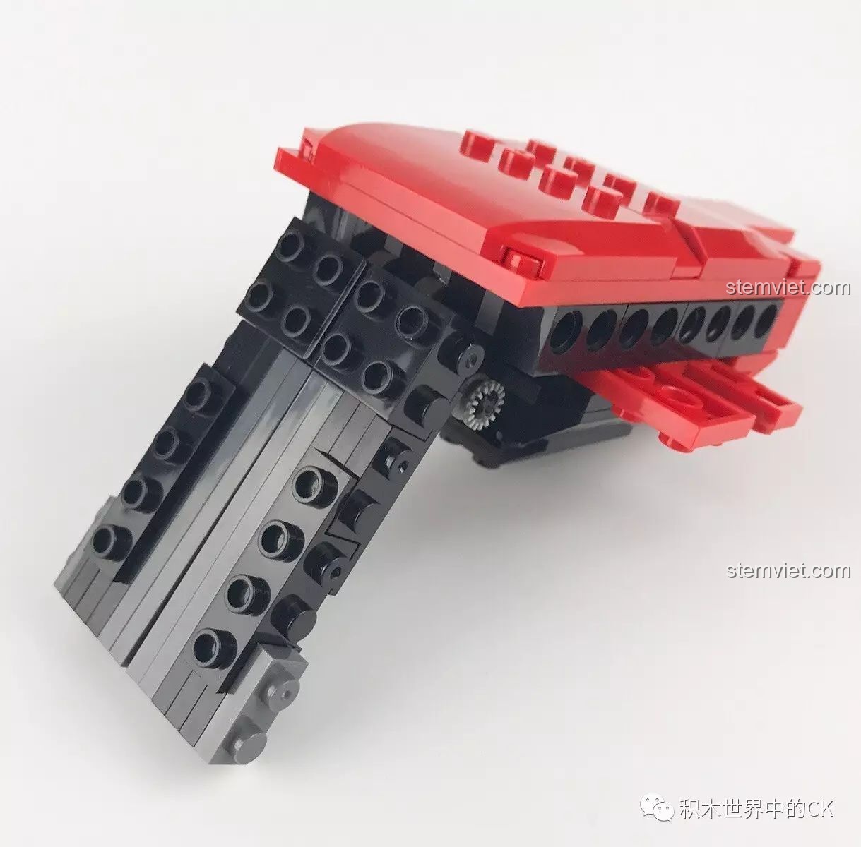 Đuôi xe của mô hình Xe máy trong Akira XB-03001 đang được hoàn thiện, thể hiện sự phức tạp trong thiết kế.