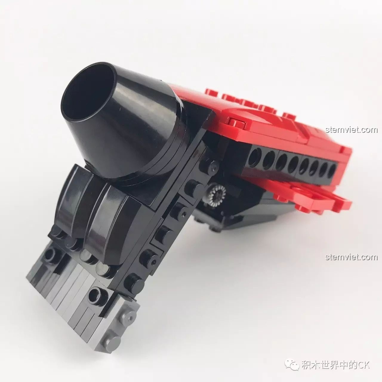 Kỹ thuật lắp ráp đặc biệt được sử dụng trong bộ Xe máy trong Akira Xingbao, tạo nên các góc cạnh độc đáo.