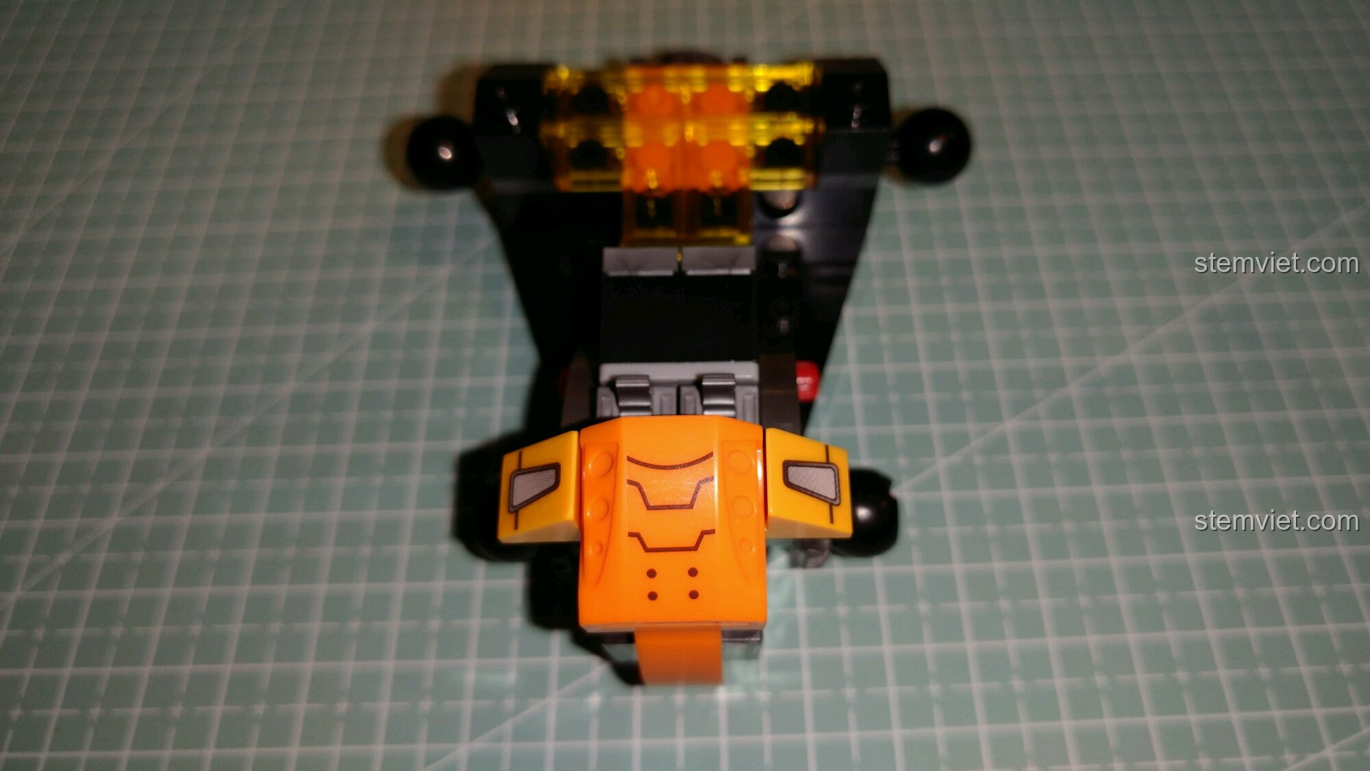 Giai đoạn đầu lắp ráp thân robot Hulkbuster MK36 với các chi tiết sticker được dán cẩn thận.