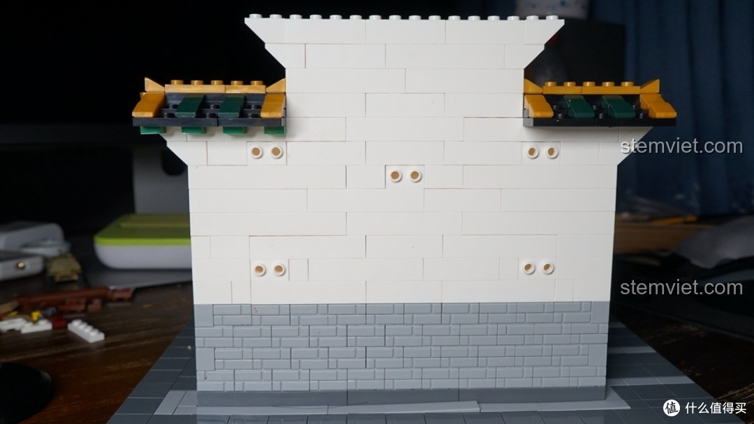 Xây dựng phần tường đầu ngựa của bộ khối lắp ghép Cửa hàng lụa truyền thống XB 01001, một chi tiết kiến trúc độc đáo.