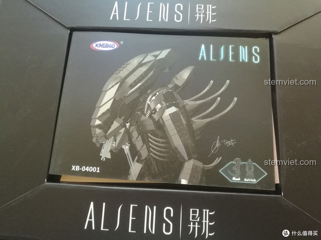 Bên trong hộp Kẻ săn mồi vũ trụ 4001 siêu tiết kiệm là cuốn sách hướng dẫn lắp ráp dày.