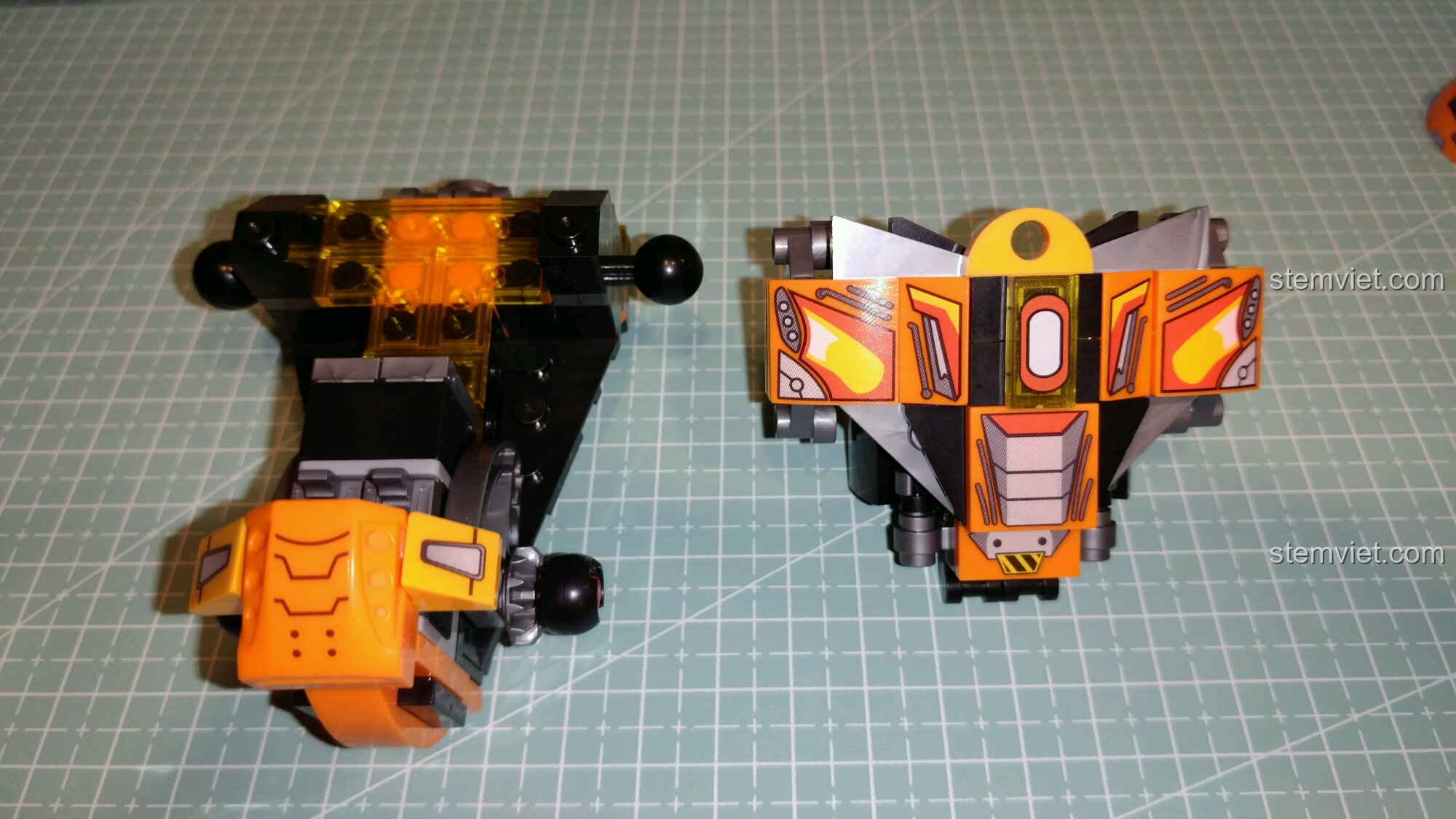 So sánh thân robot Hulkbuster trước và sau khi dán sticker, cho thấy hiệu quả trang trí rõ rệt.