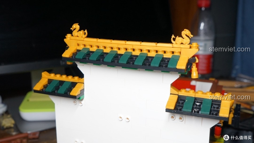 Cận cảnh chi tiết mái vòm và linh vật trang trí của đồ chơi mô hình 1001, thể hiện sự tinh xảo trong thiết kế.