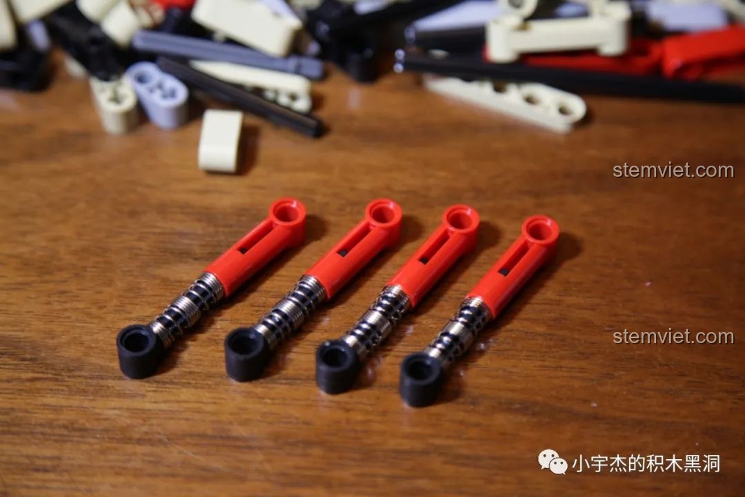 Hai loại giảm xóc khác nhau trong bộ đồ chơi xây dựng Mould King 3131, một loại cứng và một loại mềm.
